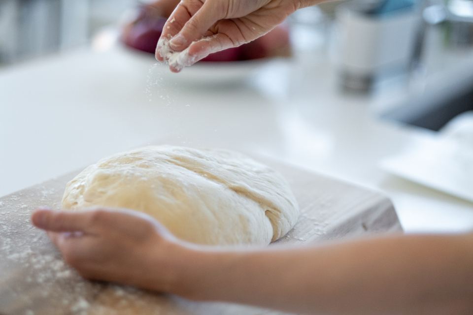 La farina che cade sulla pasta lievitata