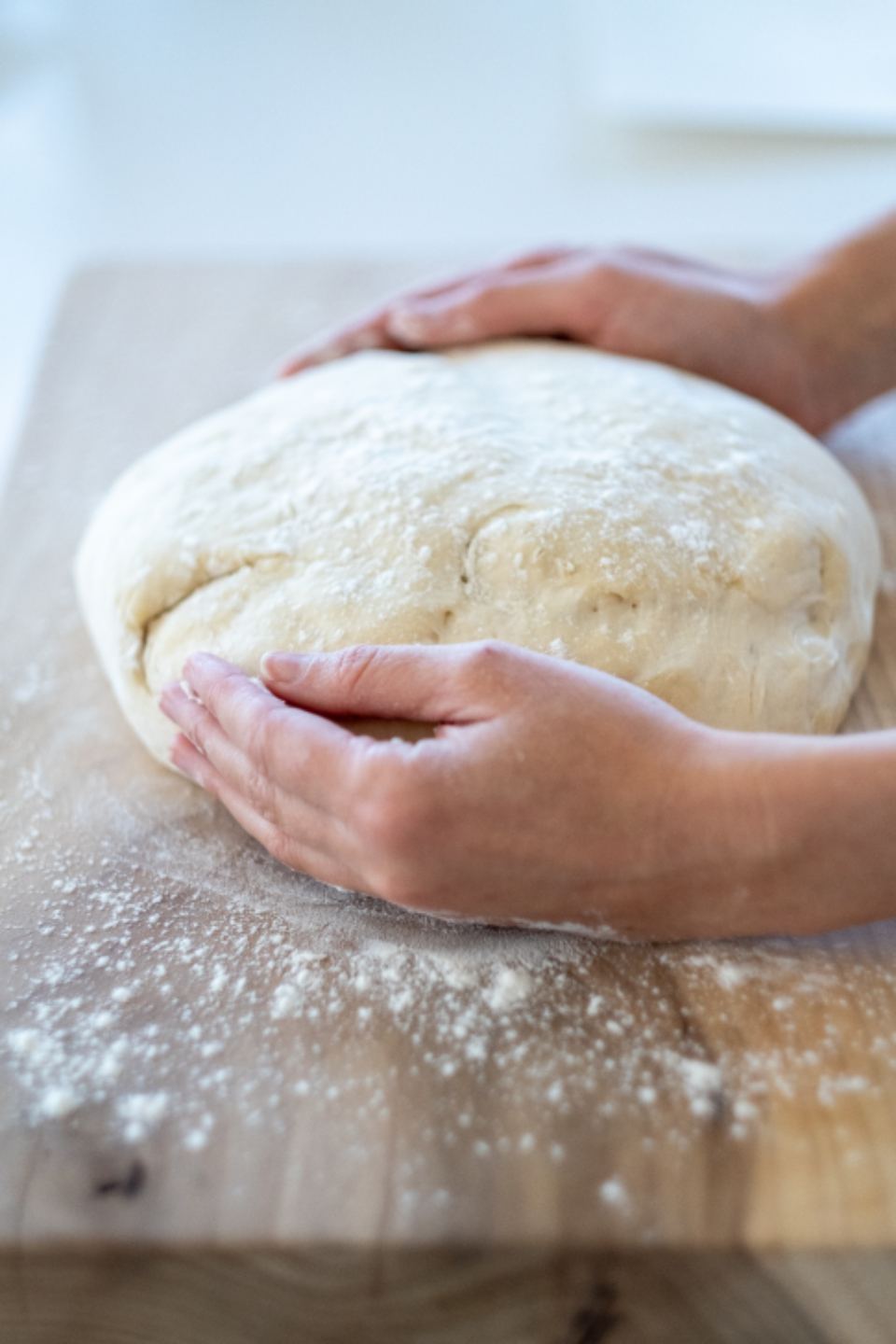 Le mani sull'impasto del pane